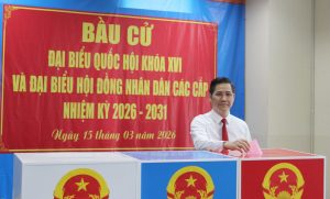 Luật sư Nguyễn Hải Nam, Phó Chủ tịch Liên đoàn Luật sư Việt Nam bỏ phiếu tại Tổ bầu cử số 21, phường Thạnh Mỹ Tây缩略图