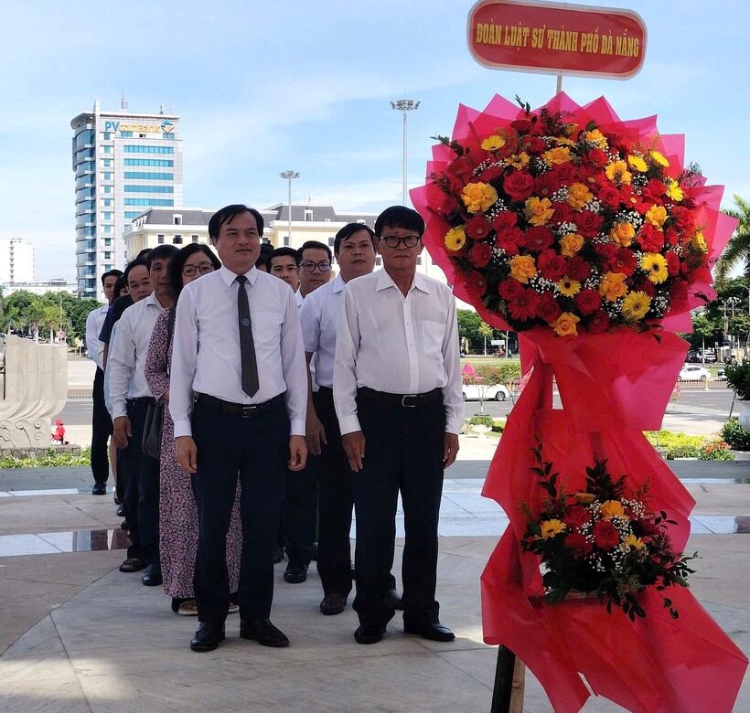 Đảng ủy Đoàn Luật sư TP. Đà Nẵng dâng hương tri ân các Anh hùng liệt sĩ缩略图